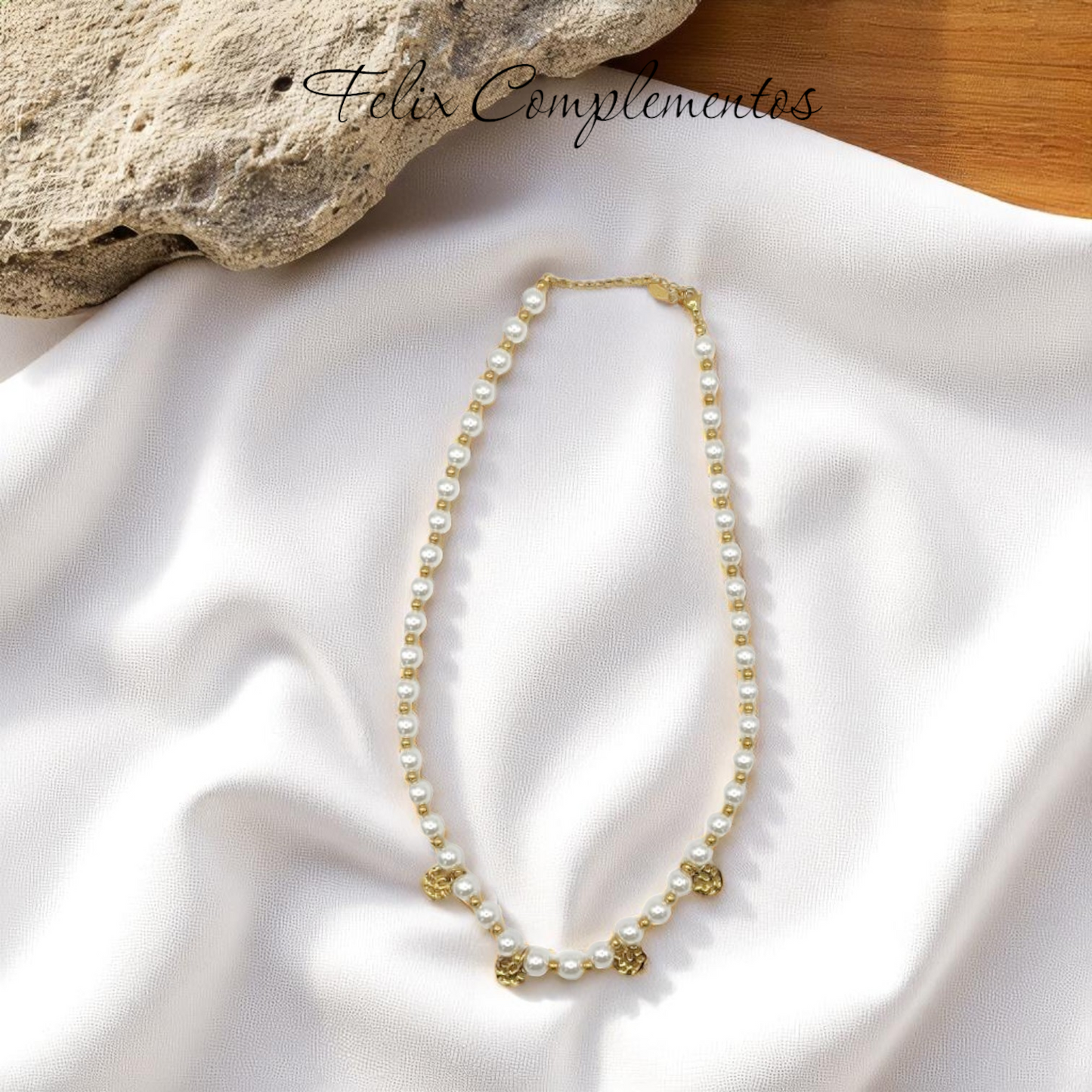 Collar de perla con medalla dorada