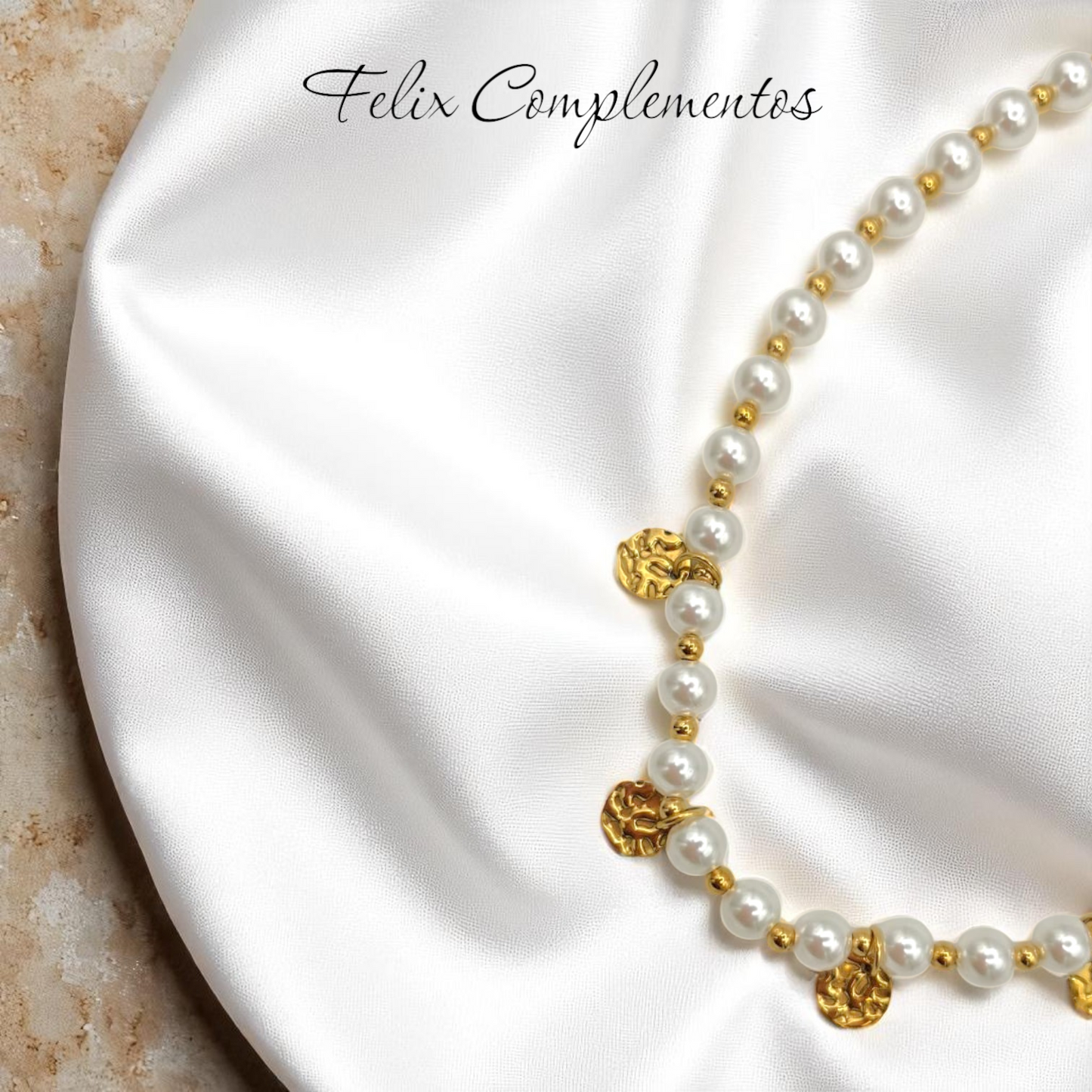 Collar de perla con medalla dorada