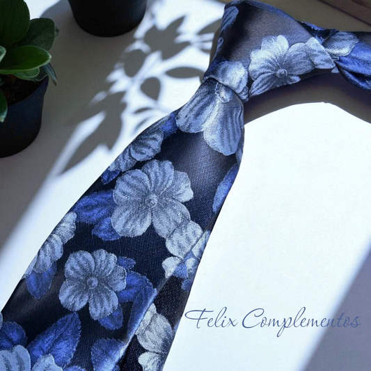Corbata flores azules