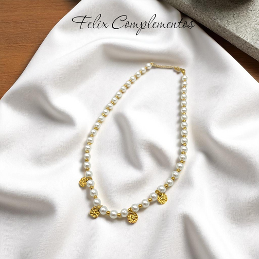 Collar de perla con medalla dorada